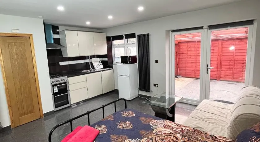 Full Studio Near Heathrow Airport & London - Image 1
