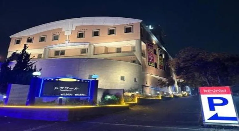 Hotel Revoir - Image 1