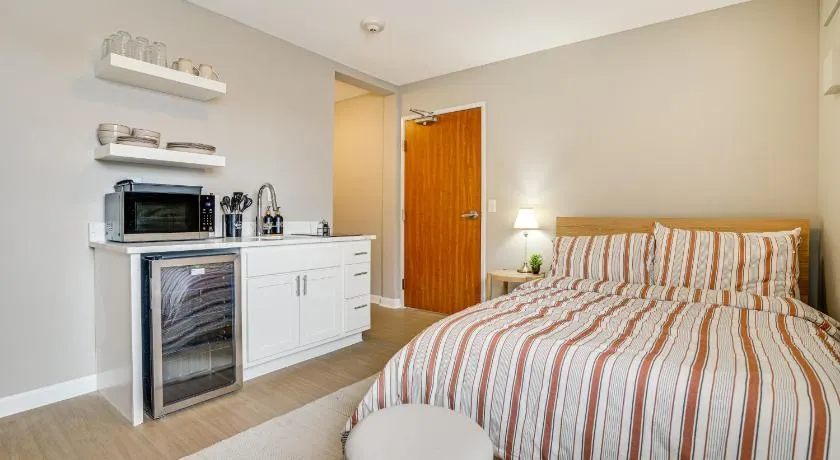 Convenient Studio Stay: Easy Access to Twin Cities - Image 1