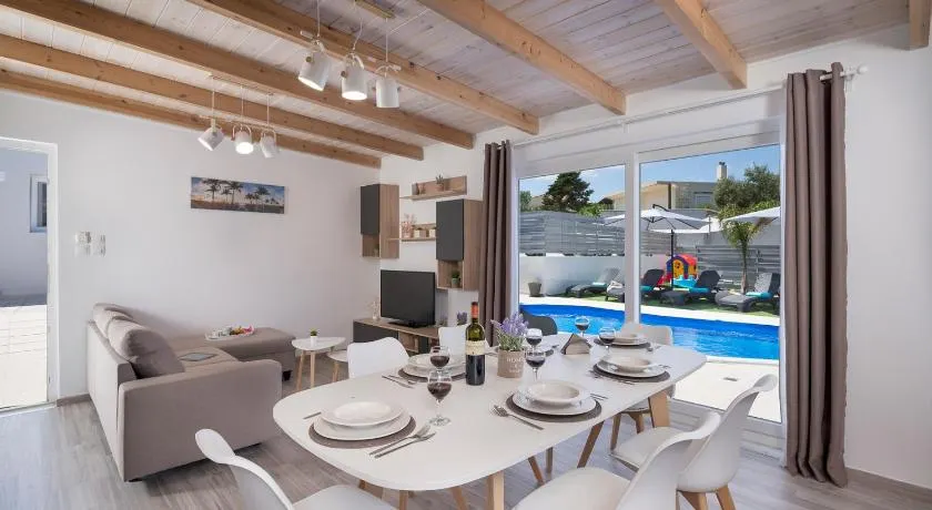 b&m villas - Image 1