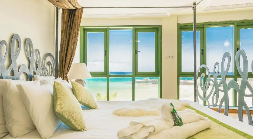 Arrecife Sands- Seafront Apartment - Sea Views - Private Underground Parking - Image 1