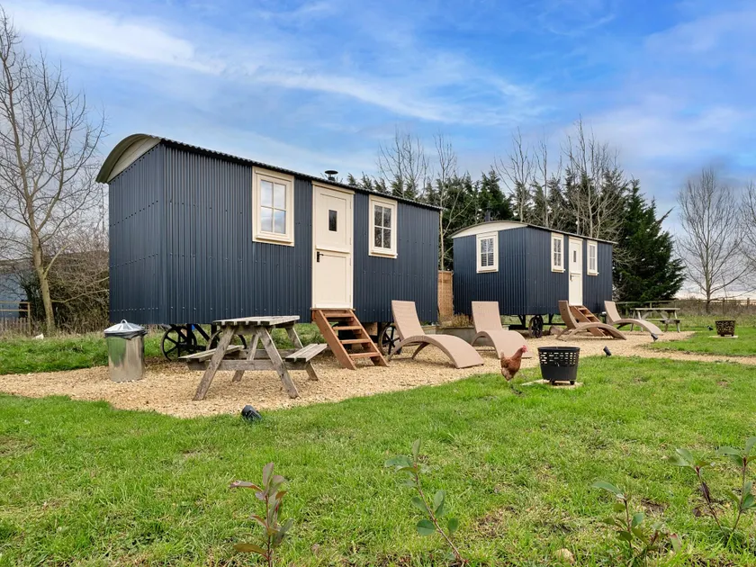 Shepherds Hut near Cotswolds  Sky Dive Fun - Image 1