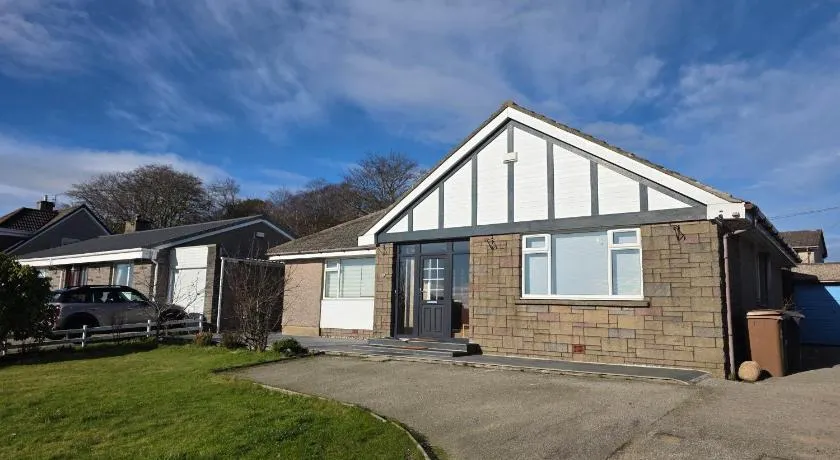 Beautiful 3 beds bungalow on west edge of Aberdeen - Image 1