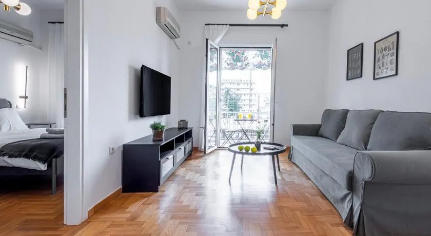 Stylish & Bright Flat Across Metro - 8' to Center - Image 1