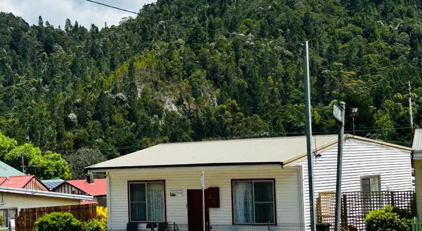 The Lazy Frog Cottage - Image 1