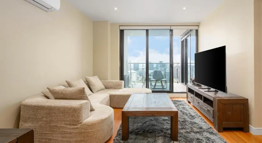 City central park 3 bedroom 8 guests 2 carpark - Image 1