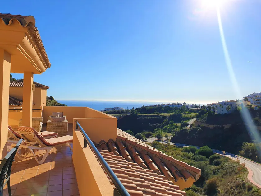 Penthouse with sunny terrace and sea views - Image 1