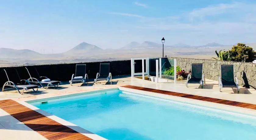 Luksuriøs villa med privat pool, store terrasser, grill og uendelig udsigt - Image 1