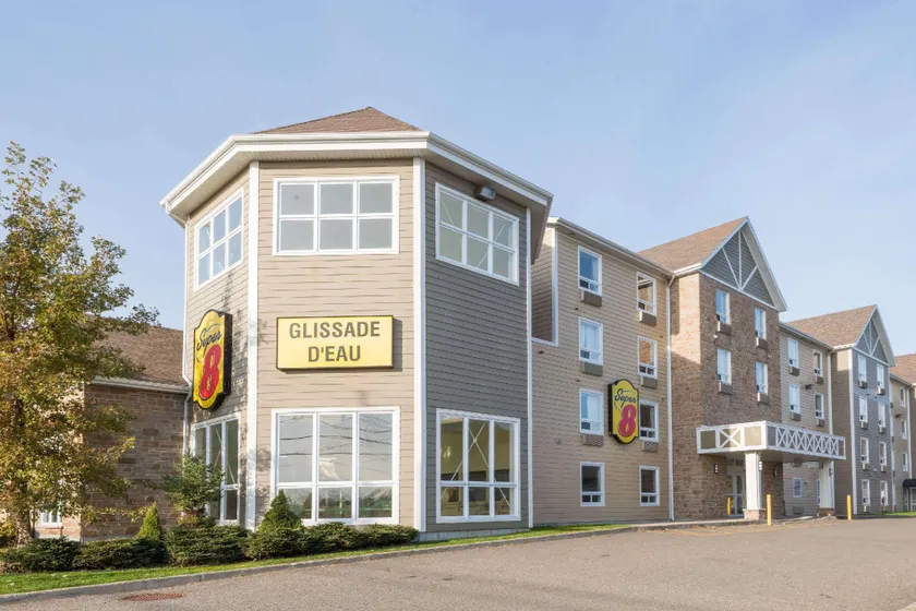 Super 8 by Wyndham Quebec City - Image 1