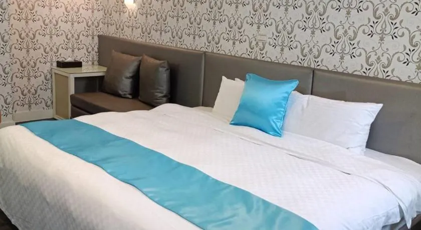 HengChang Business Hotel - Image 1