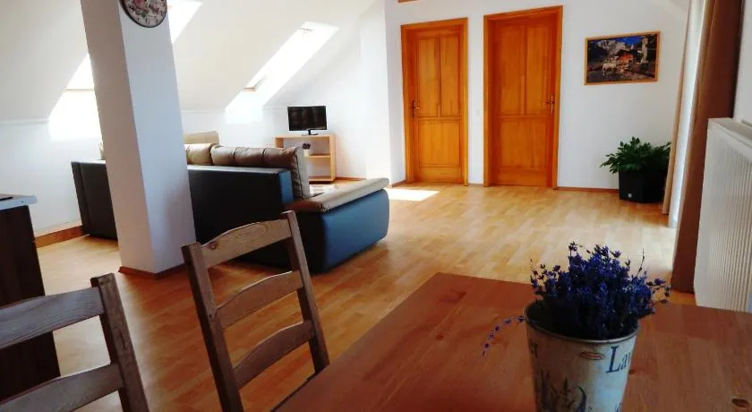 Falevél Apartmanház - Image 1