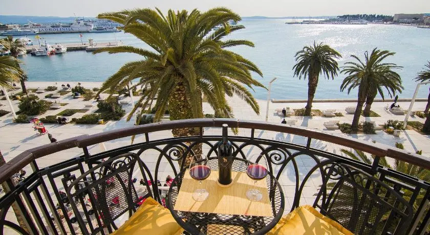 Riva Royal View Luxury Apartments - Image 1