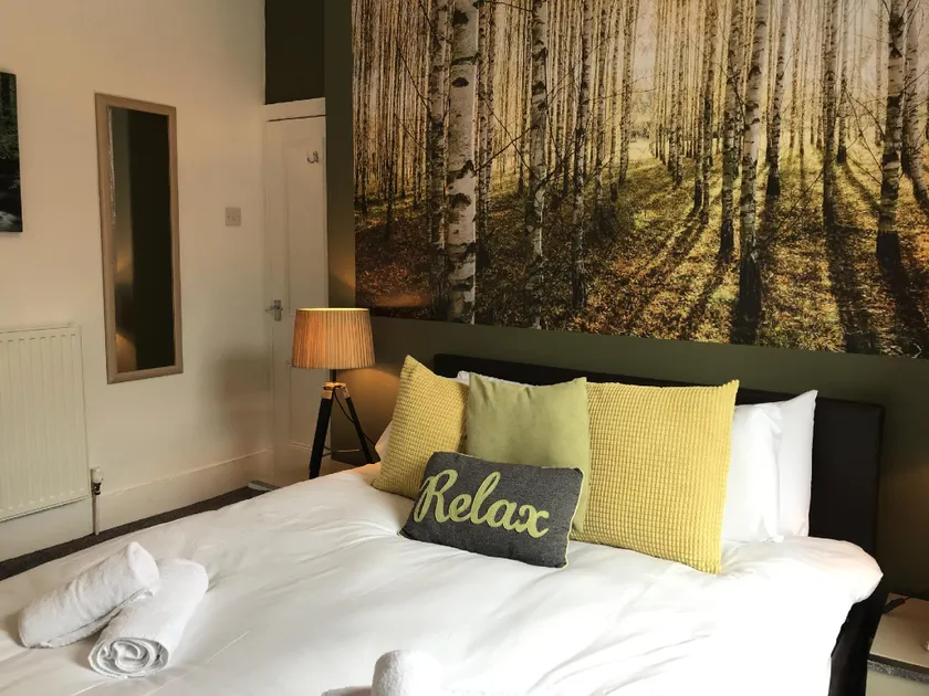 Bright Spacious 3-bed with office & patio, Preston - Image 1