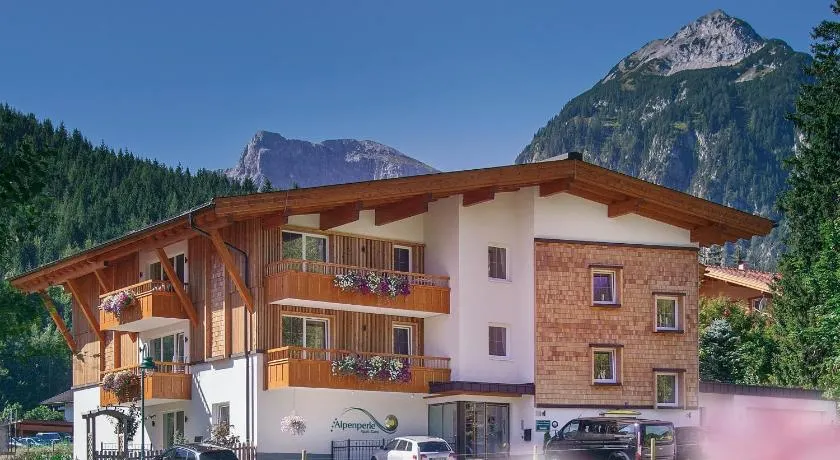 Alphaus Aparthotel - Image 1