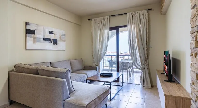Modern 2-Bedroom Apartment with Balcony & WiFi - Image 1