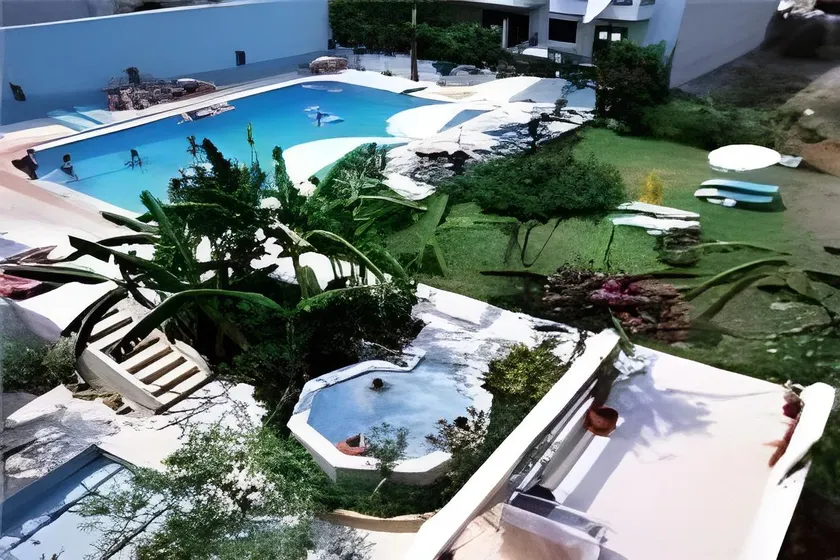 Astron Hotel - Image 1