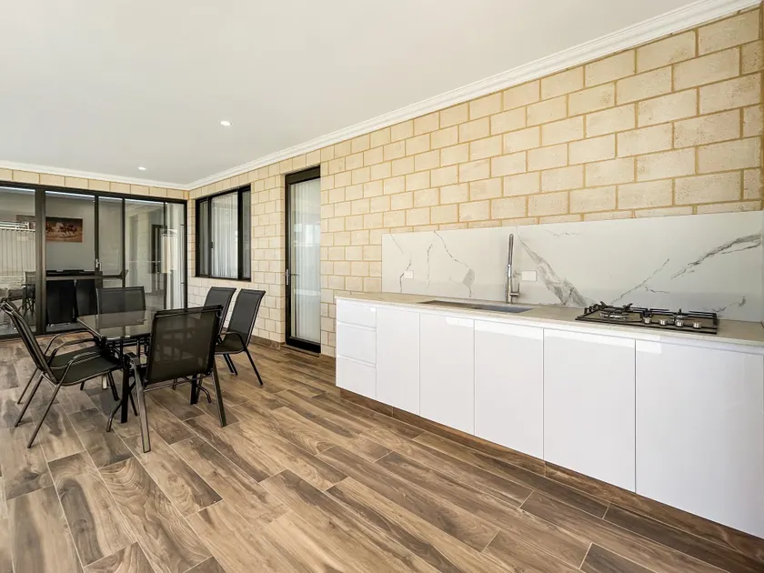 Spacious 4 bed home with open plan living - Image 1