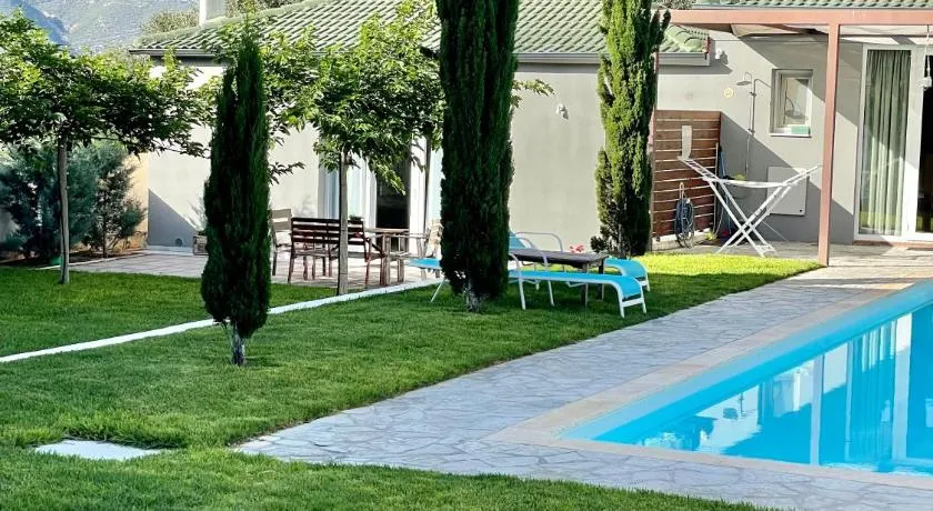 Pool Guesthouse - Image 1