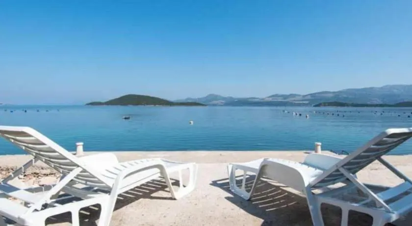 Spacious and Cozy Seafront Apartments - Image 1