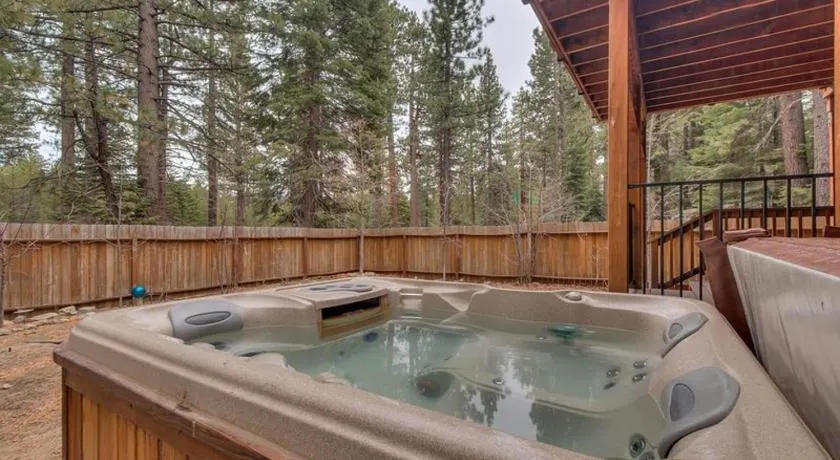 Lukins Lodge By The Lake Hot Tub - Image 1