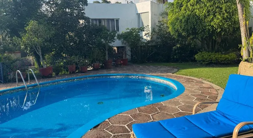Casa con hermoso jardín y terraza - Image 1