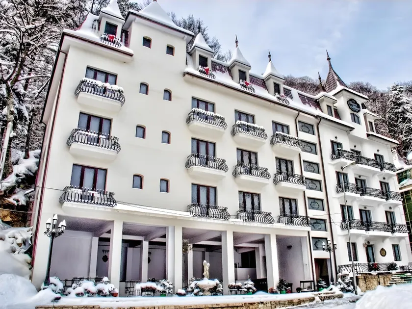 Hotel Coroana Moldovei - Image 1