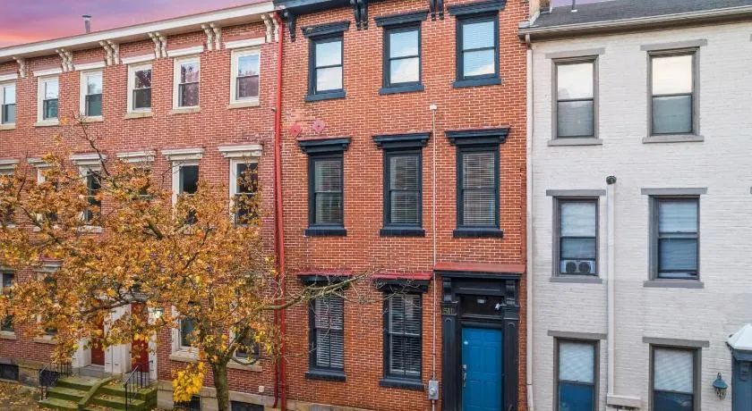 Stylish 4 Bedroom Loft Home, North Shore, City Skyline View Close to NHL, NFL - Image 1