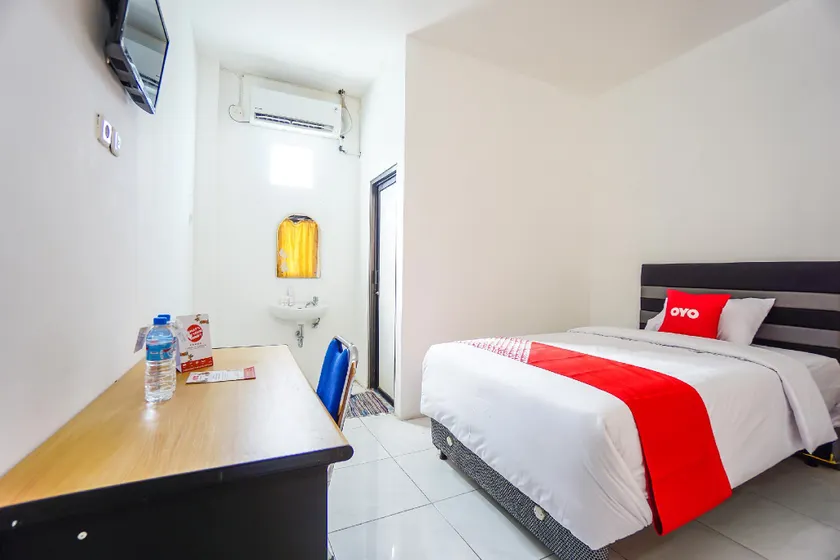 OYO 1693 Edward Residence Malalayang - Image 1