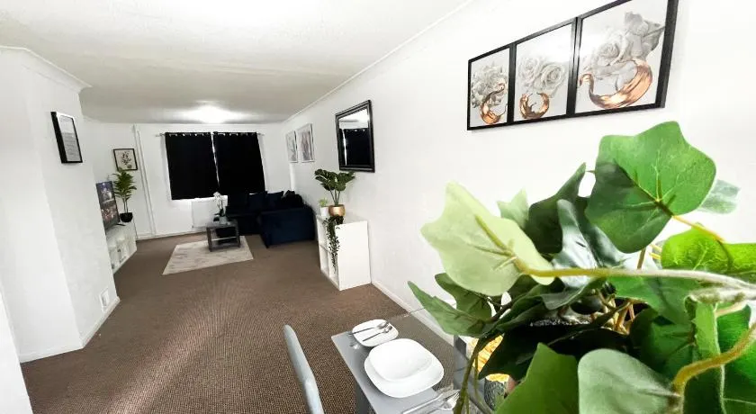 3 Bedroom House, WiFi & Free Parking - Image 1
