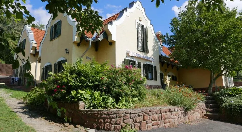 Hillside Apartments - Image 1