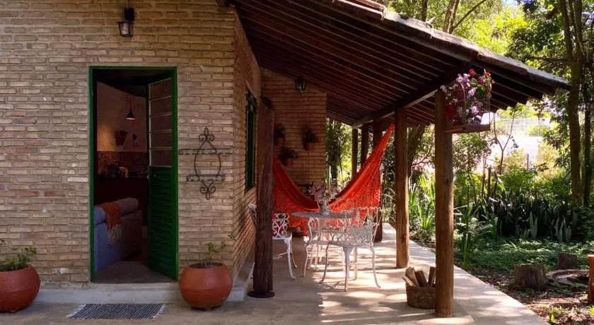 Casa charmosa em condomínio arborizado - Image 1