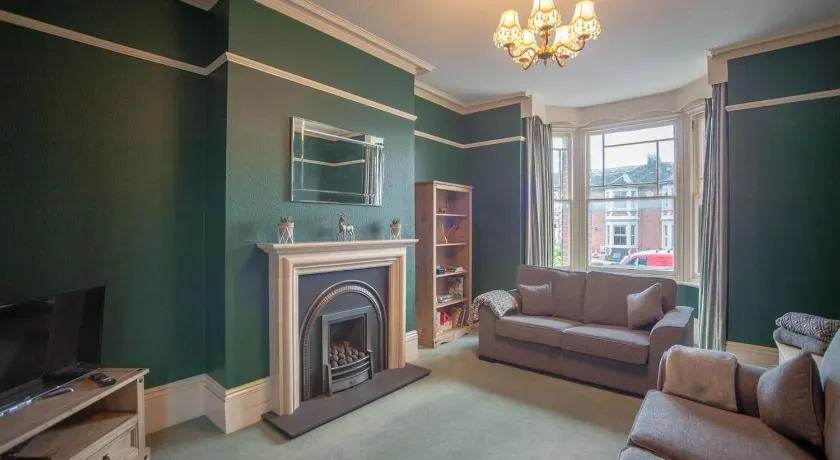 Hereford - Falcon House - Spacious 5 Bedroom House With Games Room - Sleeps 14 Guests - Great Property For Family & Friends Gathering Together - Hosted by RENTMYHOUSE - Image 1