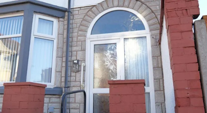 7-Bed Contractor House in Wallasey- free parking - Image 1