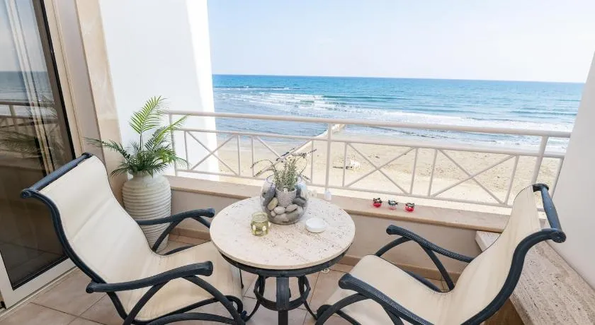 Quattro Beachfront Sea View Ap 4 - Image 1
