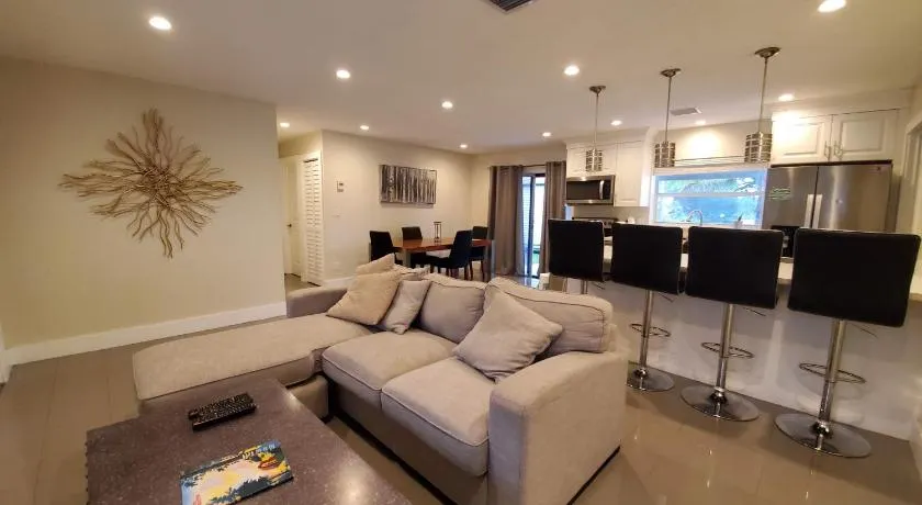 Lakefront Vacation Home - Sleeps 8 - Image 1