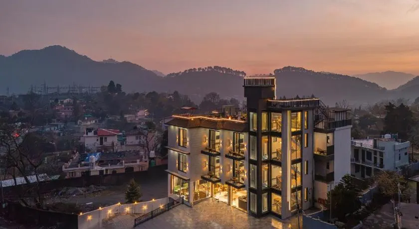 Perfectstayz Premium Kapilaz with Rooftop Pool & Cafe, Bhimtal - Image 1