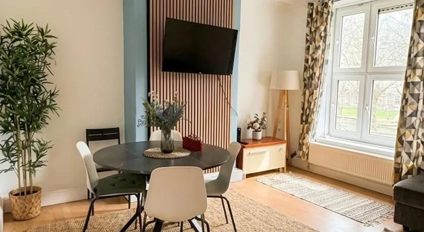 Spacious 3 Bedroom Flat in Stockwell - Image 1