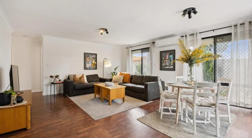 Spacious City Fringe 2 Bedroom with Courtyard - Image 1