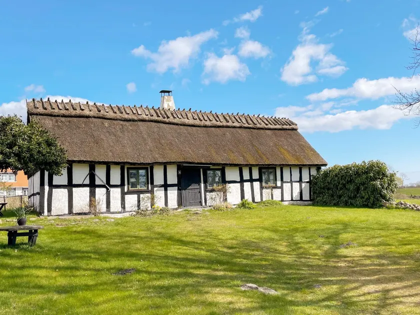 Timber Cottage with Rustic Charm - Image 1