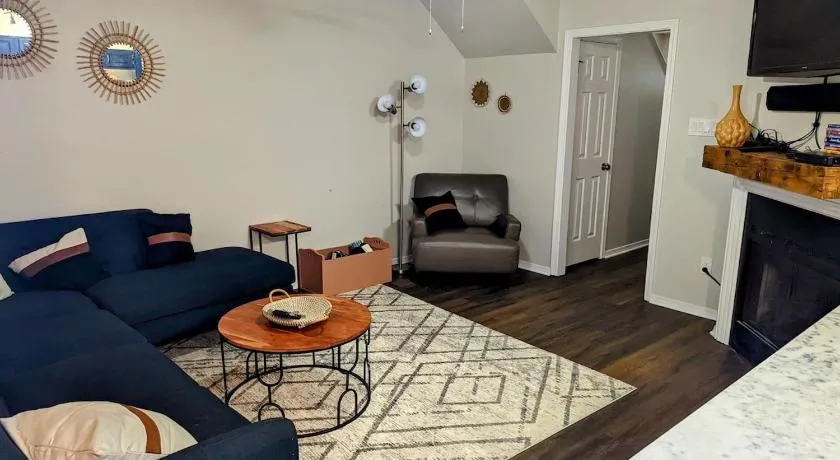 3 Bed Townhouse with King Bed Mins from Downtown - Image 1