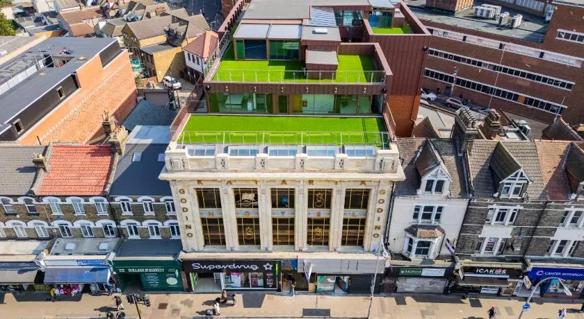 Modern aparthotel 1 minute away from Ilford station 20 minutes from Central London - Image 1