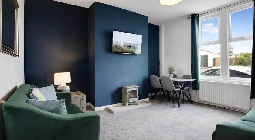 2 Bed Cottage with Garden & Stunning Field Views - Image 1
