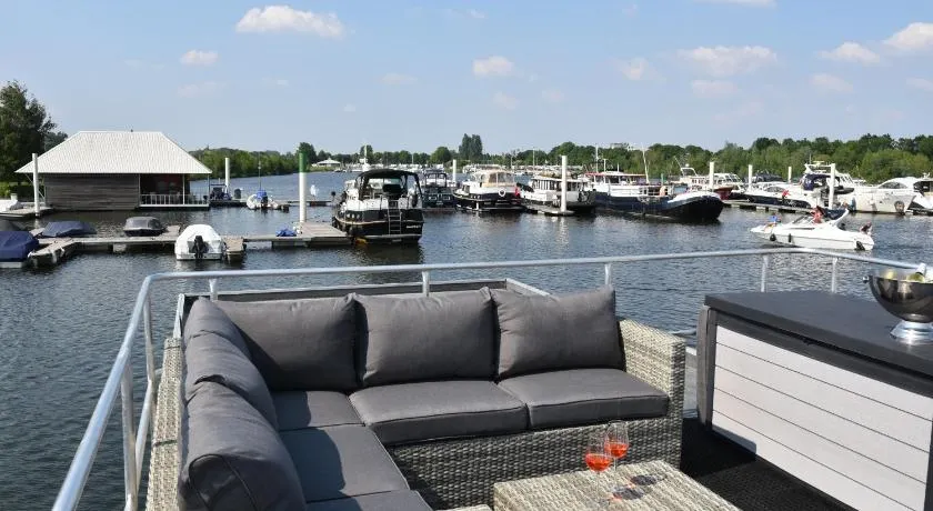 Cosy floating boatlodge, "Paris" - Image 1