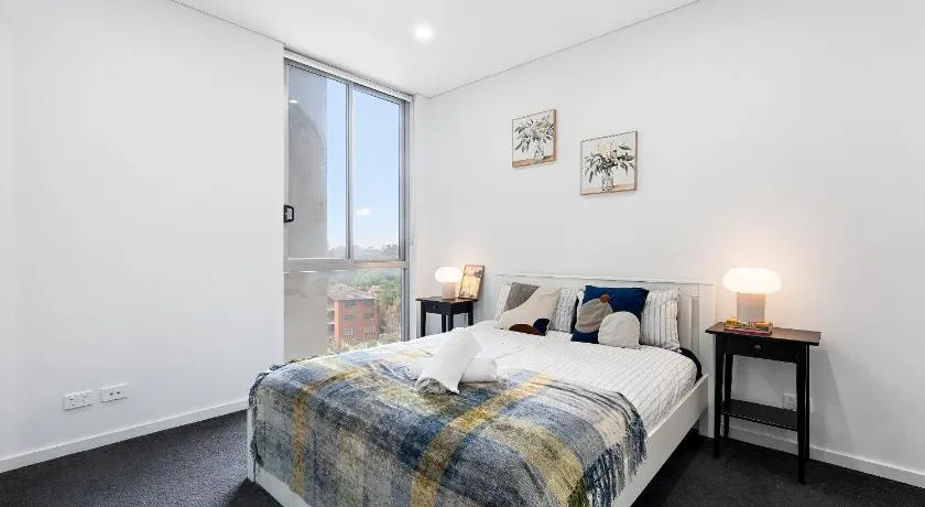 92P Bright 2BR Abnb-Style Near Westfield with View & Free Parking - Image 1