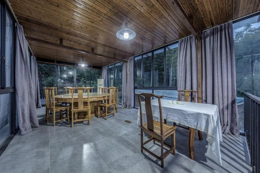 Orange's Red Hostel - Image 1