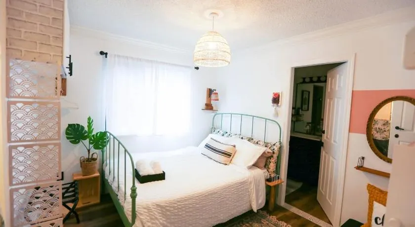Chic Artistic Studio Suite Exceptional Luxury with private entry - Image 1