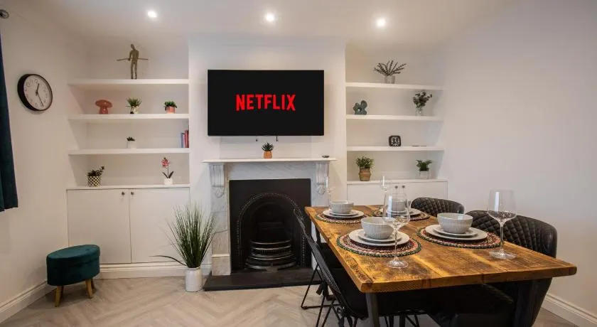 Modern 2 Bed Bromley Apartment Near Town Centre With Parking - Image 1