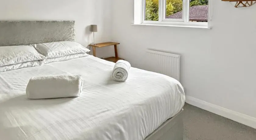 Amaya Three - Newly Renovated - Sleeps 6 - Grantham - Garden & Driveway - Free Gym Access - Image 1