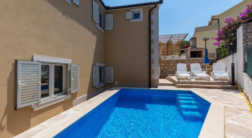 Apartments Listes - Image 1