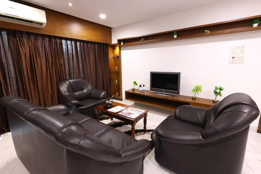 Spacious 3BR Home | 5km from Airport - Image 1